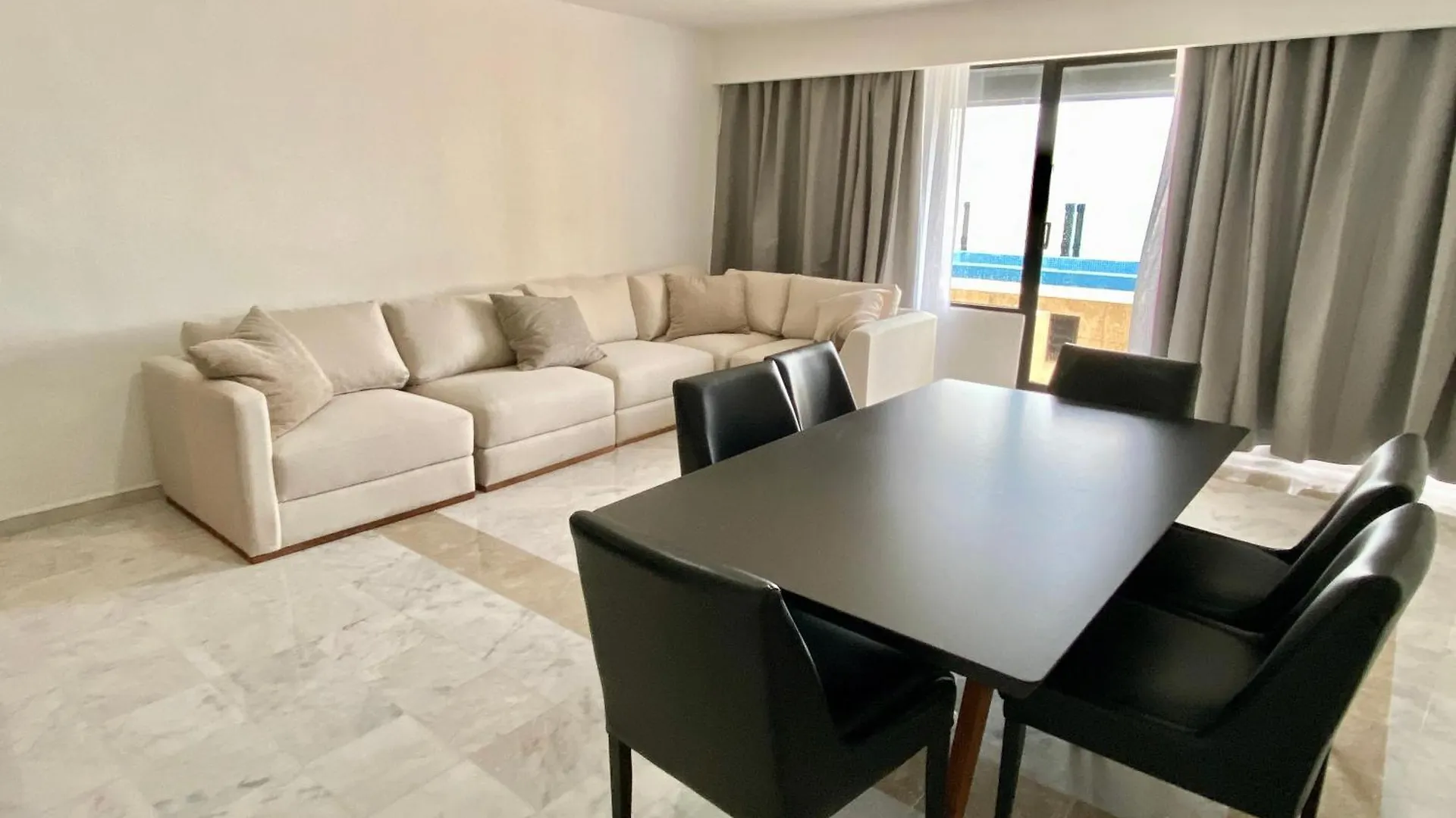 Condo In Ocean Front Resort Cancún Apartmanhotel