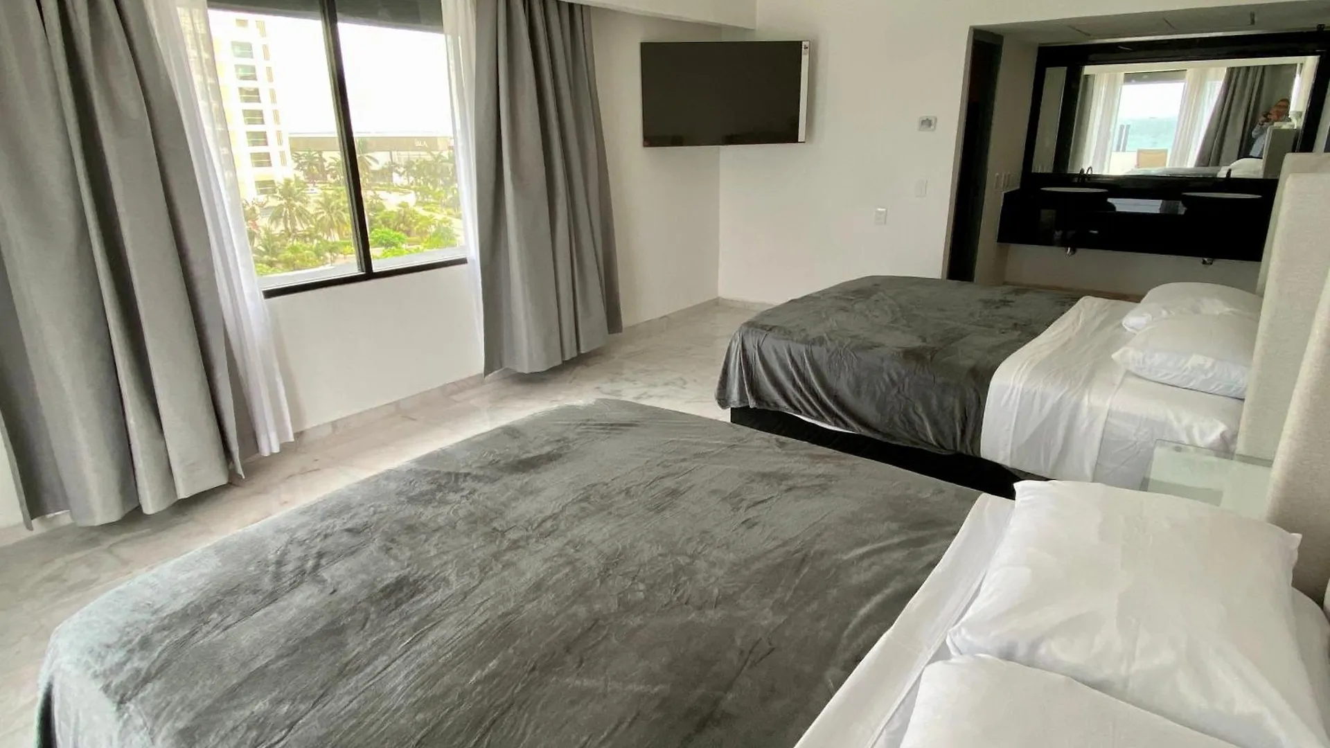 Condo In Ocean Front Resort Cancún