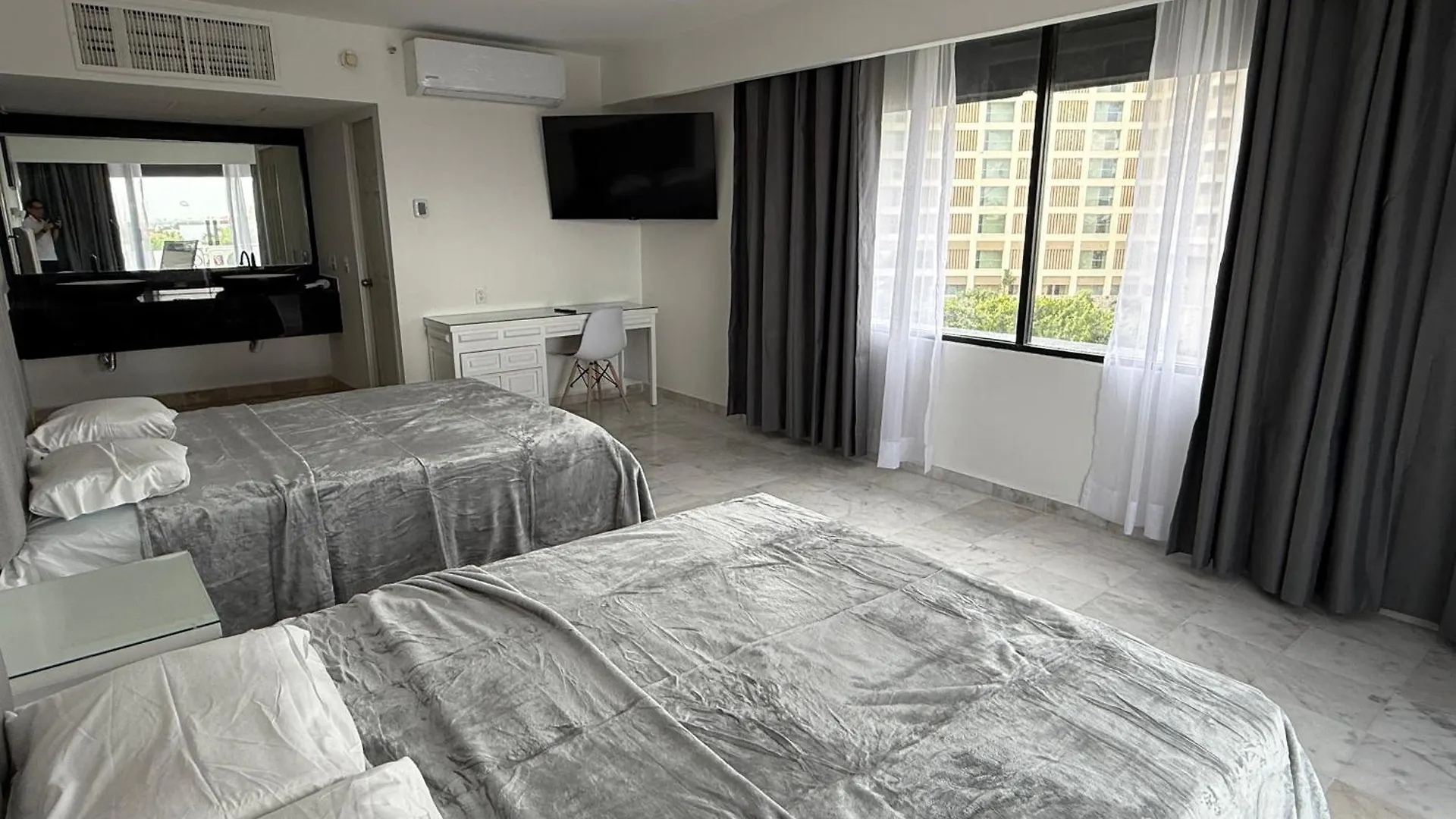 Condo In Ocean Front Resort Cancún